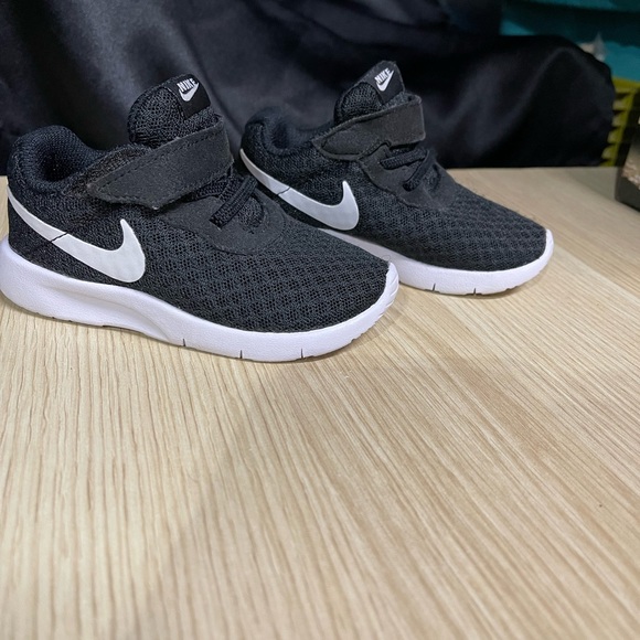 Child Nikes - Picture 2 of 4